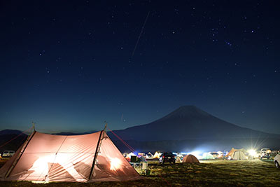 家族で年越し大晦日の富士山と星空