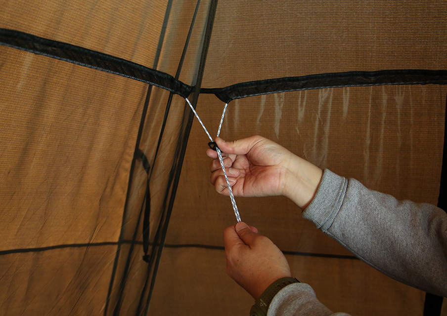 内側ロープをひくことで上部メッシュが細くなりテント本体に密着し毛細管現象で水滴がつくのを防ぎます。